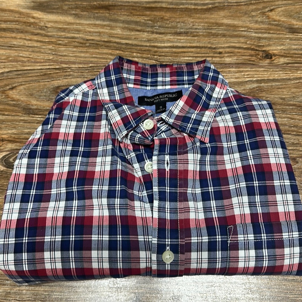 Mens Banana Republic button long sleeve shirt. Size Small.